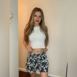 🔴 Adorable blue and white floral shorts